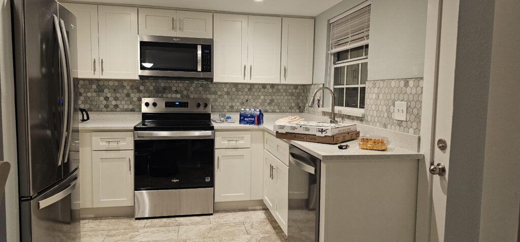 Bright Clean-Line Kitchen Backsplash